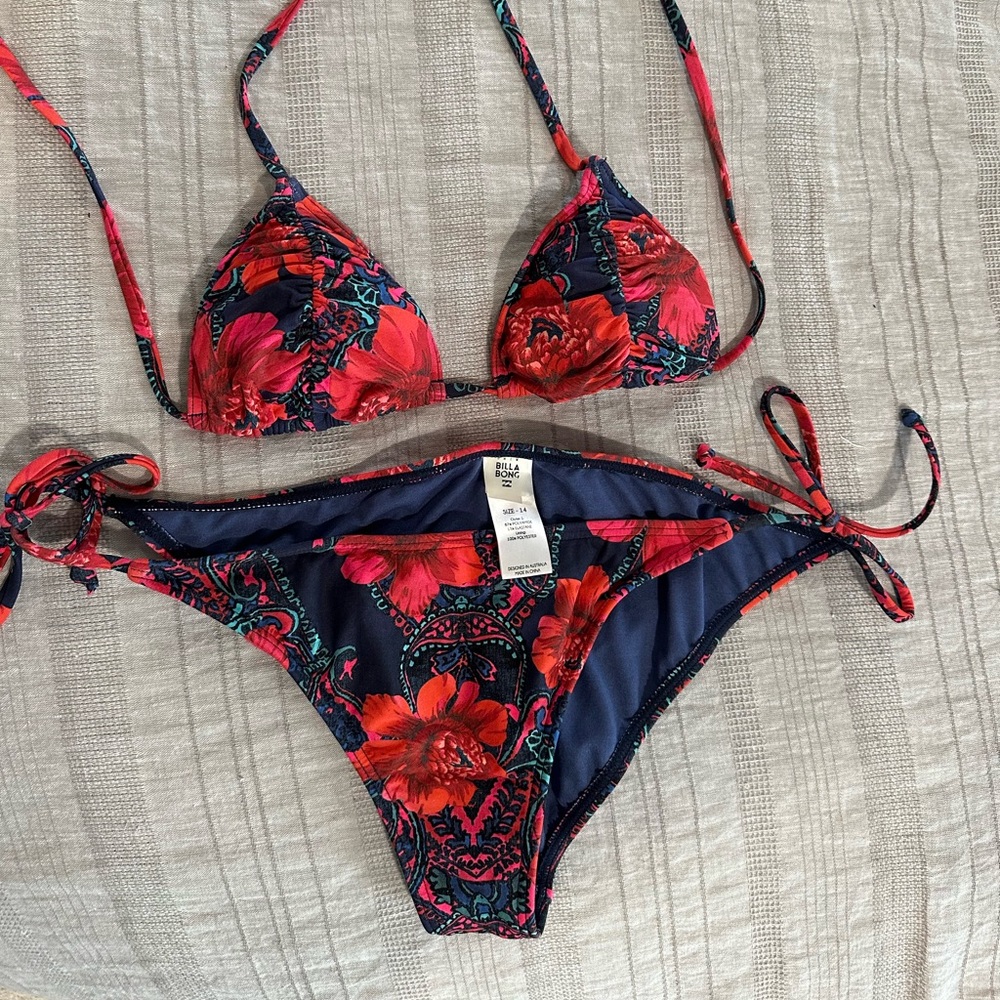 Top size: 10 (sm/md) Bottom size: 14 (large)